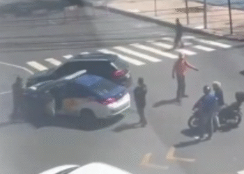 Desarmada, guarda municipal do Recife sofre ataque a tijoladas ao abordar suspeito de assaltar idoso; enquanto isso, João Campos…
