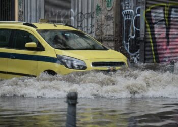 Temporal provoca alagamentos e quedas de árvores no Rio
