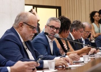Sob pressão de professores e deputados, secretário de Educação de PE presta esclarecimentos na Alepe sobre problemas com merenda, kit escolar, fardamento, climatização das salas de aula, Ganhe o Mundo, entre outros