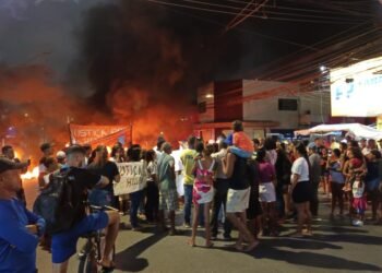 Recife: população protesta e pede justiça por Hellen, criança morta a tiros no dia do aniversário