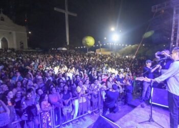 Alto do Cruzeiro em Gravatá brilha com shows nacionais e sabor de nostalgia durante a Semana Santa; relembre show de Almir Bezerra, ex-Fevers