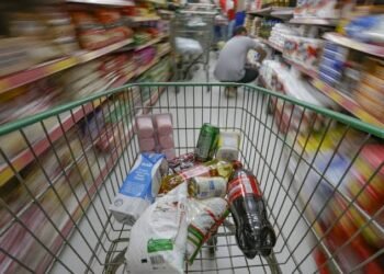 Datafolha: inflação faz 58% dos brasileiros reduzirem compra de comida