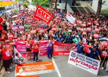 Recife: Sem cumprir a Lei do piso, gestão João Campos propõe reajuste salarial de 1,5% mais aumento de R$ 1 no tíquete-alimentação; professores rejeitam proposta e decretam estado de greve