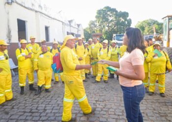 Servidores da limpeza urbana recebem cartões de vale-alimentação da empresa Via Ambiental