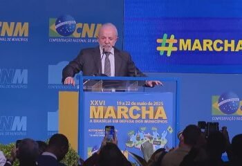 Lula é recebido com vais e aplausos em evento com prefeitos em Brasília Lula é recebido com vais e aplausos em evento com prefeitos em Brasília