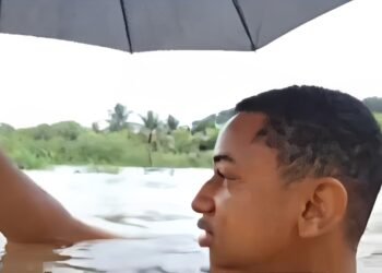 Vídeo mostra morador com água na altura do pescoço em comunidade do Cabo de Santo Agostinho