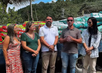 Prefeitura de Chã Grande dá exemplo e doa mais de 2 toneladas de ração para causa animal; recurso financeiro foi levantado em evento esportivo Prefeitura de Chã Grande dá exemplo e doa mais de 2 toneladas de ração para causa animal; recurso financeiro foi levantado em evento esportivo