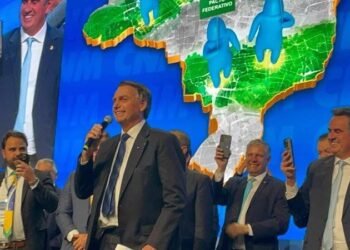 Gritos de “volta, Bolsonaro” e “mito” marcam participação do ex-presidente na Marcha dos Prefeitos Gritos de “volta, Bolsonaro” e “mito” marcam participação do ex-presidente na Marcha dos Prefeitos