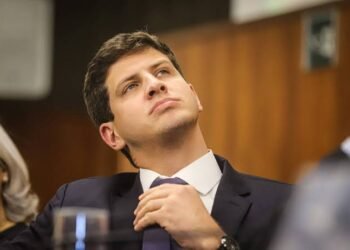 Gestão João Campos paga R$ 20 milhões a grupo proibido de ser contratado, destaca colunista do Metrópoles