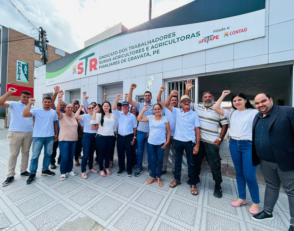 Liderada por Verônica do Sindicato, chapa do STR de Gravatá registra candidatura à diretoria Chapa em frente ao Sindicato dos Trabalhadores Rurais de Gravatá após registro de candidatura