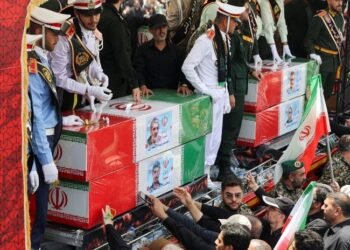 Irã enterra 60 cientistas e militares em funeral de Estado após guerra com Israel