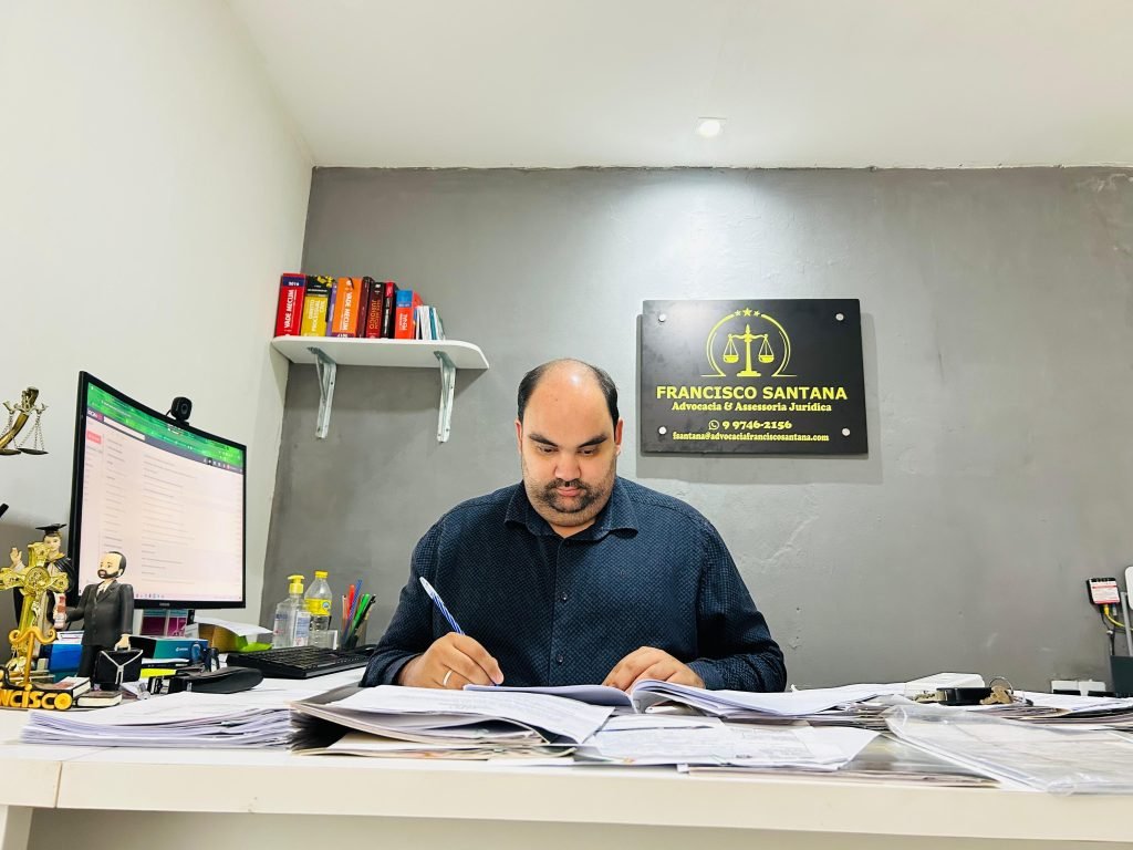 Advogado Francisco Santana no escritório, responsável pelo jurídico da chapa do STR de Gravatá Advogado Francisco Santana em seu escritório, responsável pelo jurídico da chapa do STR de Gravatá