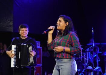 Viviane Facundes solta a voz em participação com Waldonys na primeira noite de