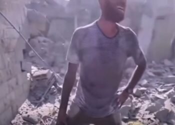 Cenas da guerra: pai desesperado chora ao procurar filhos em escombros após ataque bélico Cenas da guerra: pai desesperado chora ao procurar filhos em escombros após ataque bélico