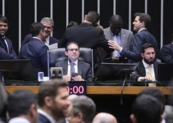 Câmara derruba decreto do IOF e impõe derrota a Lula Câmara derruba decreto do IOF e impõe derrota a Lula