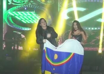 Cantores da Banda Calcinha Preta seguram bandeira de Pernambuco de cabeça para baixo; Silvânia Aquino confunde com bandeira de time: “sou corintiana, eu não sei pegar nisso aqui não”