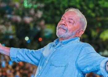 Lula comemora crescimento de 0,2% do PIB em abril e provoca críticos “…surpreendeu os pessimistas novamente” Lula comemora crescimento de 0,2% do PIB em abril e provoca críticos “…surpreendeu os pessimistas novamente”