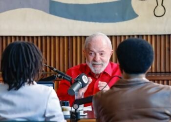 “Não, eu sou torneiro mecânico”, diz Lula ao ser questionado se era comunista; petista já declarou ter orgulho de ser chamado de comunista “Não, eu sou torneiro mecânico”, diz Lula ao ser questionado se era comunista; petista já declarou ter orgulho de ser chamado de comunista