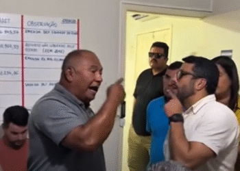 Polêmica: vídeo mostra discussão envolvendo vereadores durante visita à secretaria de Obras de Gravatá; servidores acusam parlamentares de “perseguição política” Polêmica: vídeo mostra discussão envolvendo vereadores durante visita à secretaria de Obras de Gravatá; servidores acusam parlamentares de “perseguição política”