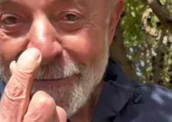 Lula substitui críticas e adota tom ameno em meio a tarifaço americano de 50% sobre produtos brasileiros: “vou levar jaboticaba pra você, Trump”