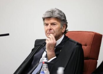 Fux diverge e vota contra tornozeleira de Bolsonaro, citando violação à liberdade de expressão e locomoção; STF mantém medidas cautelares sobre ex-presidente por 4×1