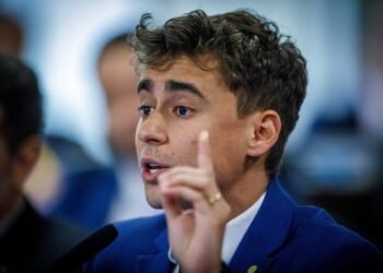 Nikolas Ferreira protocola pedido de impeachment contra Lula por política externa