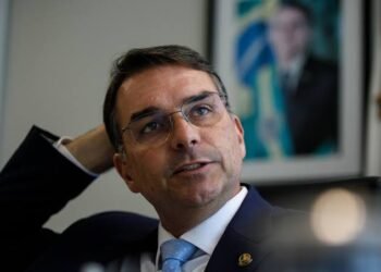 Flávio Bolsonaro pede impeachment de Moraes no Senado; é o 29º pedido contra o ministro, e todos os anteriores foram arquivados