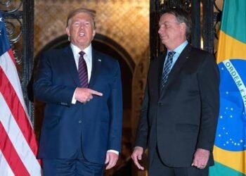 Trump: “Deixem Bolsonaro em paz”; presidente dos EUA acusa Brasil de perseguição política Trump: “Deixem Bolsonaro em paz”; presidente dos EUA acusa Brasil de perseguição política