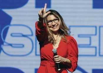 ‘Ai, cadê meus vira-latas?’, diz Janja após pergunta de jornalistas a Lula sobre tarifas de Trump