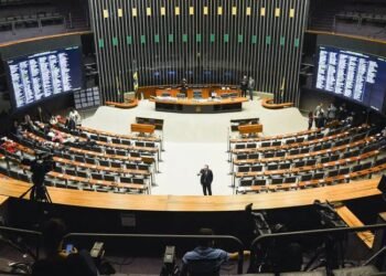 Câmara aprova urgência de projeto de lei sobre adultização