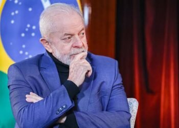 Brasil entrou “gratuitamente” em conflito com EUA ao defender moeda contra dolar no Brics, diz economista Brasil entrou “gratuitamente” em conflito com EUA ao defender moeda contra dolar no Brics, diz economista