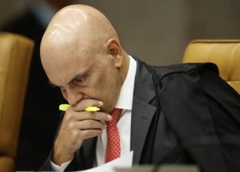 Prisão de Bolsonaro irrita ministros do STF, isola Moraes e pode ser reconsiderada”, aponta coluna de Mônica Bergamo na Folha de S. Paulo