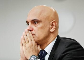 Oposição consegue 41 assinaturas e pede impeachment de Moraes