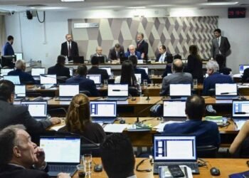 CCJ do Senado rejeita PEC da Blindagem por unanimidade e arquiva proposta