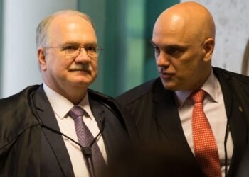 Edson Fachin assume presidência do STF em meio a tensões políticas e institucionais; Moraes será vice