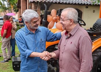 Prefeito Joselito Gomes, ao lado do senador Humberto Costa, entrega trator e equipamentos agrícolas para fortalecer a agricultura de Gravatá