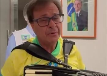 Voz & sanfona: Gilson Machado canta o hino nacional brasileiro em homenagem ao 7 de setembro