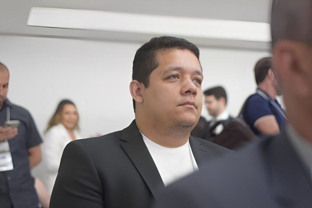 Dr. Joel Júnior assiste a palestras antes de sua participação no Encontro da UVB em Recife