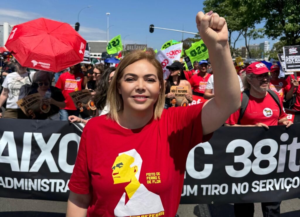 Em Brasília, Liana Cirne participa da Marcha Nacional contra a Reforma Administrativa