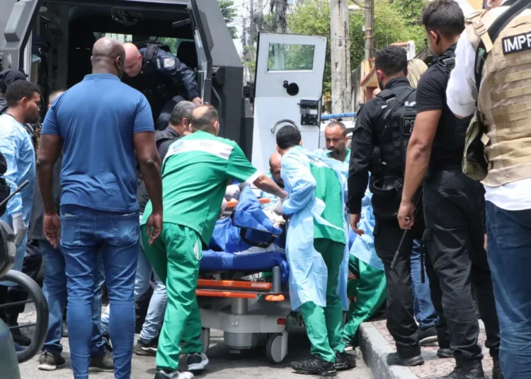 Policiais em ação durante megaoperação nos complexos da Penha e do Alemão, no Rio de Janeiro