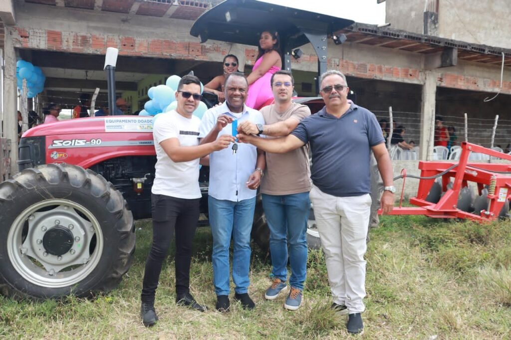 Ossesio Silva entrega trator ao STR de Timbaúba em apoio à agricultura familiar