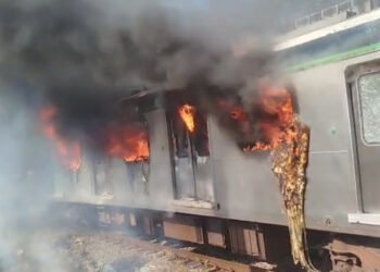 Trem pega fogo e paralisa linha centro do Metrô do Recife