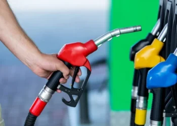 Petrobras anuncia redução do preço da gasolina em 4,9% para distribuidoras
