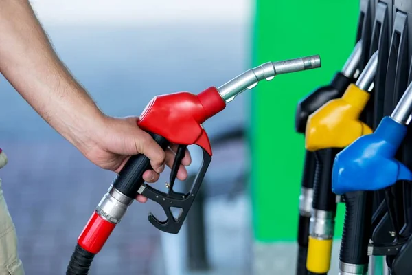 Bomba de combustível em posto de gasolina após anúncio de redução de 4,9% pela Petrobras