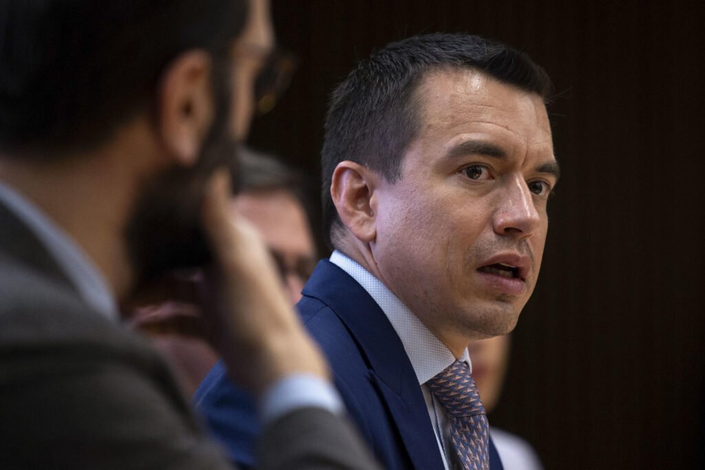 Daniel Noboa, presidente do Equador, durante pronunciamento em que denuncia tentativa de envenenamento com marmelada e chocolates contaminados.
