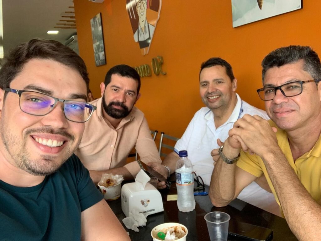 Encontro na Sorveteria do Mano em Camocim de São Félix Gilvan Bolão, Ademir Batista, Anderson Rodrigues e Ismael Alves conversam na Sorveteria do Mano em Camocim de São Félix