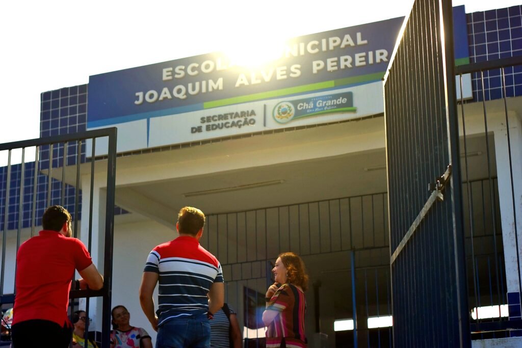 Grupo em visita à escola Joaquim Alves Pereira durante a rota ecoturística de Chã Grande no final da tarde