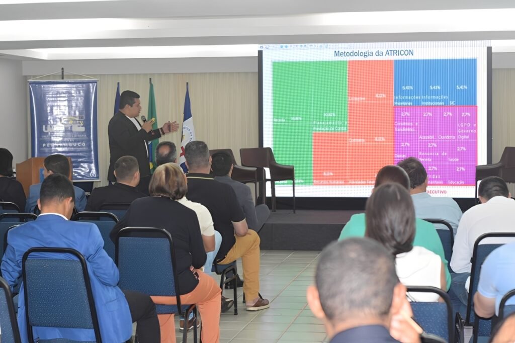 Dr. Joel Júnior explica boas práticas de transparência pública em evento da UVB-PE