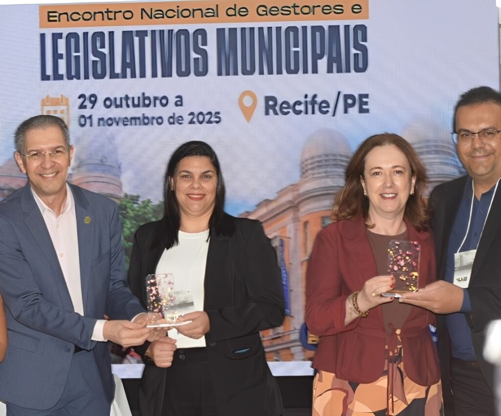 Vereadoras Ninha de Zé Maria e Célia de Jaci recebendo o Troféu Carlota Pereira de Queirós da diretoria da UVB-PE em Recife