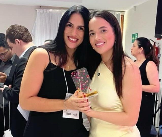 Vereadora Lívia Campos recebendo o Troféu Carlota Pereira de Queirós das mãos de Letícia Borba no congresso da UVB-PE em Alagoas